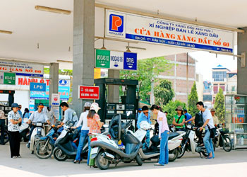 DN đầu tiên giảm giá dầu hỏa 500 đồng/lít 